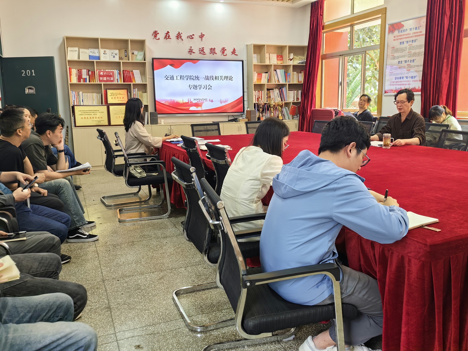 8bf20064f6674b8bbbc41a3b1de308b9.jpg 8bf20064f6674b8bbbc41a3b1de308b9.jpg