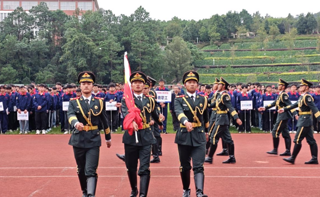 学校举行“庆国庆、强信念、育新人”升国旗仪式