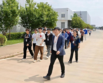 机库为境 实景铸魂 民航技术产业学院师生走进东航技术云南分公司 开展飞机大修实践参观研学